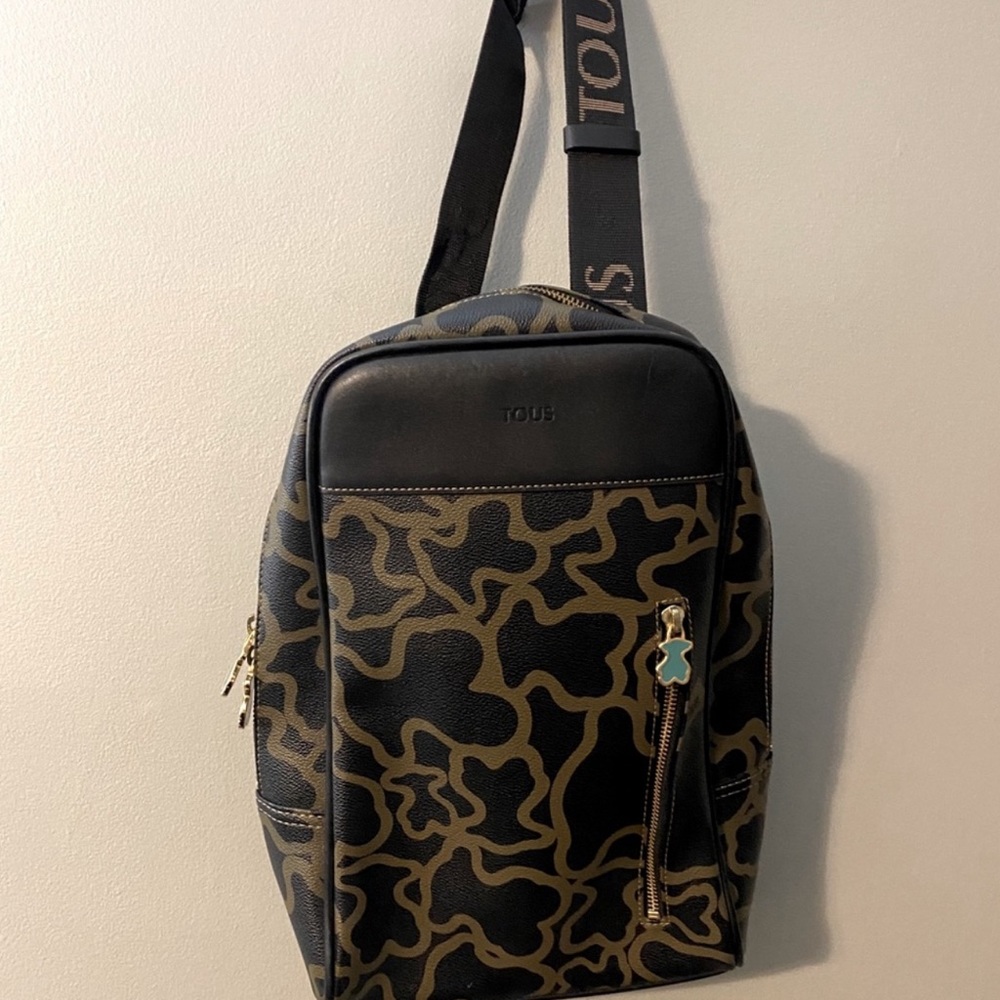 Tous crossbody/Backpack. Excellent condition. Smoke free home. Super cute!